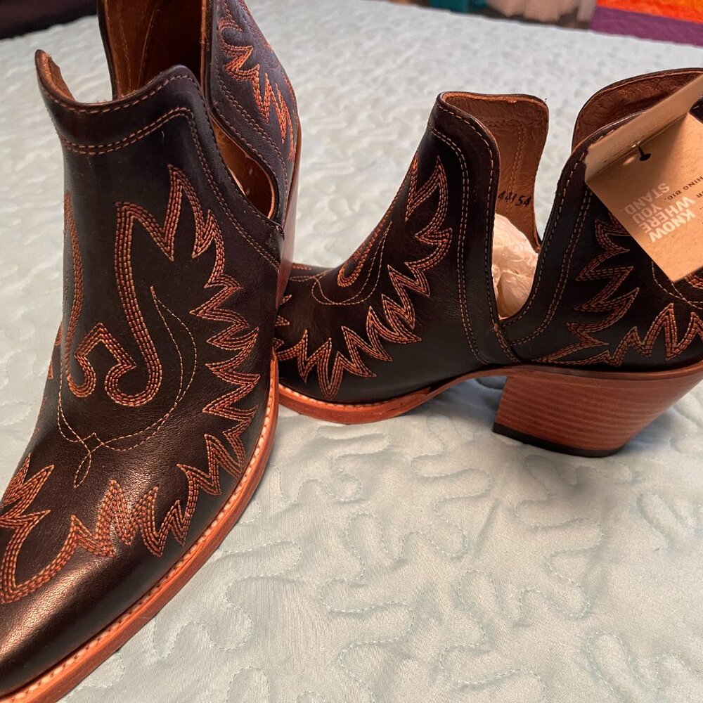 Ariat - slip-on Womens Ankle boots size 8, never, worn - Picture 2 of 4
